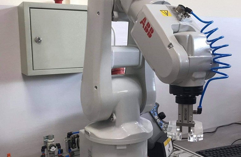 Stanowiska do nauki programowania robot&oacute;w przemysłowych.
