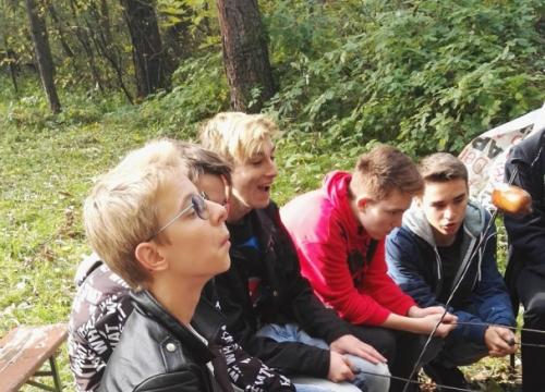 Programiści na ognisku.