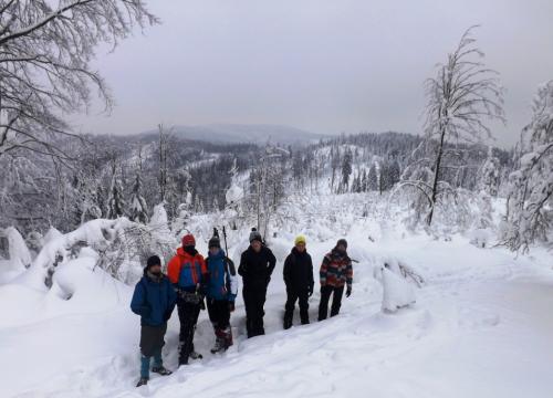 Trekking pod łamaną skałę