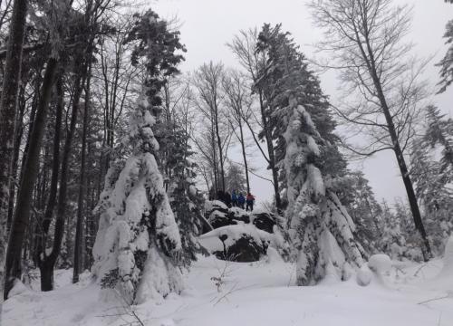 Trekking pod łamaną skałę