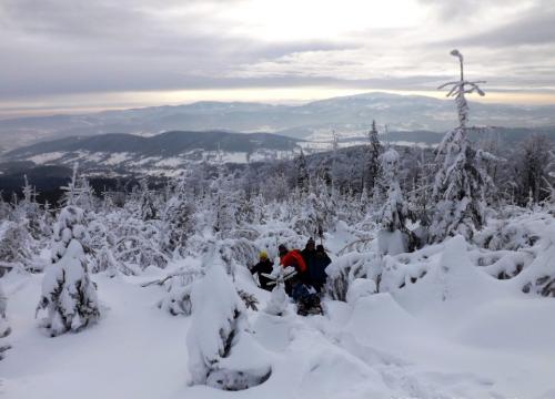 Trekking pod łamaną skałę